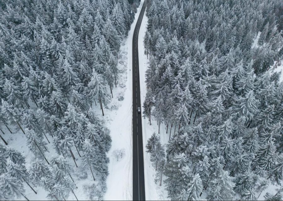 So sieht Taunus zurzeit aus. Völlig verschneit – doch mit stärk befahrenen Strassen.