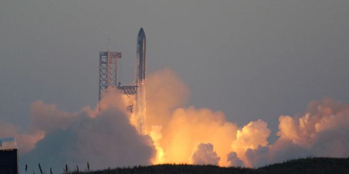 Die SpaceX «Starship»-Megarakete hebt ab, gesehen von Matamoros, Bundesstaat Tamaulipas, Mexiko, 18. November 2023. spacex
