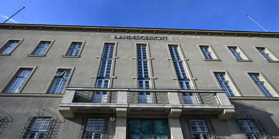 Verurteilt wurde die Mutter wegen versuchten Mordes, Quälens oder Vernachlässigens unmündiger, jüngerer oder wehrloser Personen sowie wegen Freiheitsentziehung.