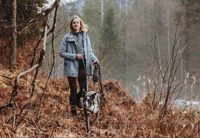 Julia Züsli, mit ihrem Wegbegleiter Lumos, führt die Hundeschule «Dog's Voice» in Luzern. Hunde