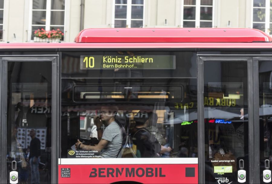 Ein Bus von Bernmobil während der Stosszeiten. (Archivbild)