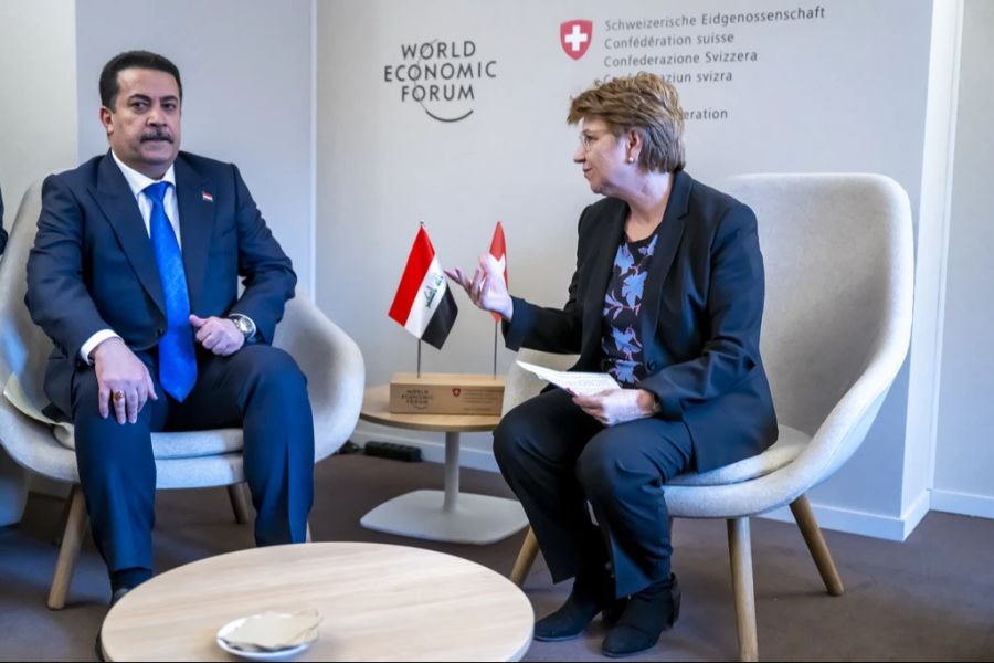 Der Premierminister von Irak, Mohammed Shia al-Sudani (links), spricht mit Bundespräsidentin Viola Amherd, vor einem bilateralen Treffen am Rande des WEF 2024, am 17. Januar 2024.