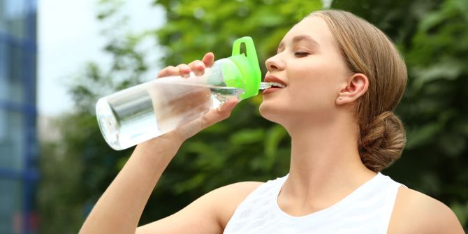 Frau Wasser Flasche trinken