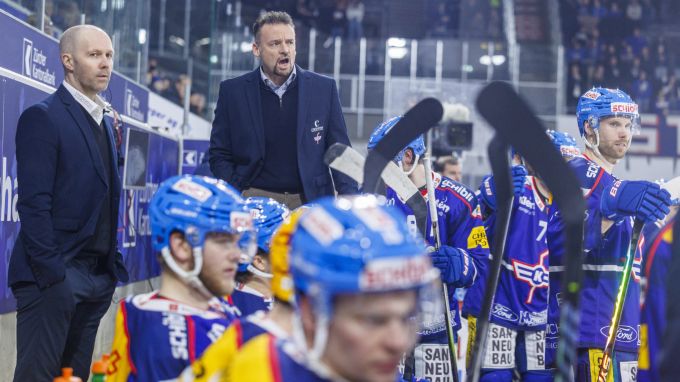 EHC Kloten Cheftrainer Stephan Mair, Mitte, und EHC Kloten Assistenztrainer Kimmo Rintanen waehrend dem Eishockey-Meisterschaftsspiel der National League zwischen den Teams EHC Kloten und Geneve-Servette HC am Dienstag, 30. Januar 2024, in Kloten. (KEYSTONE/Patrick B. Kraemer) EHC Kloten Servette