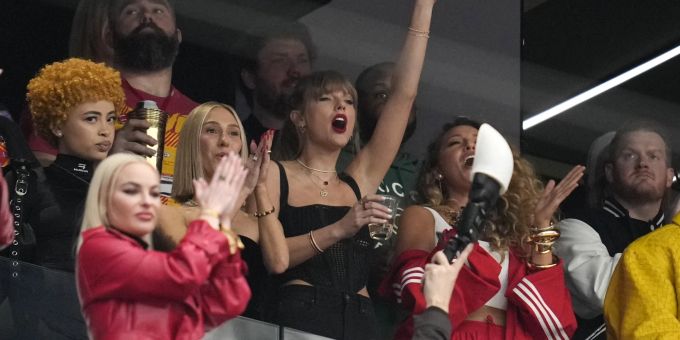 Taylor Swift jubelt auf der Tribüne während des Super Bowl LVIII. Super Bowl Taylor Swift
