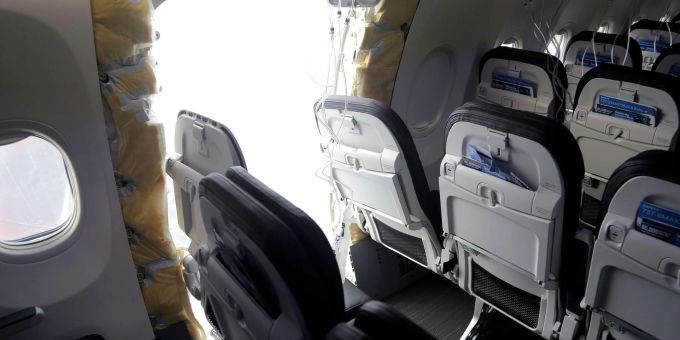 Bei dem Zwischenfall mit einer so gut wie neuen Boeing 737-9 Max von Alaska war kurz nach dem Start im Steigflug ein Rumpf-Fragment an der Reihe 26 herausgebrochen. (Archivbild) Bei dem Zwischenfall mit einer so gut wie neuen Boeing 737-8 Max von Alaska war kurz nach dem Start im Steigflug ein Rumpf-Fragment an der Reihe 26 herausgebrochen.