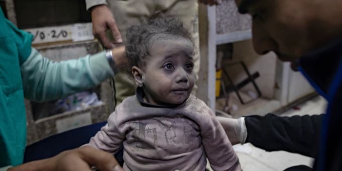 Ein kleines verletztes Kind wird nach einem israelischen Luftangriff medizinisch versorgt, Chan Junis, südlicher Gazastreifen, 12. Januar 2024. Gaza Kind verletzt