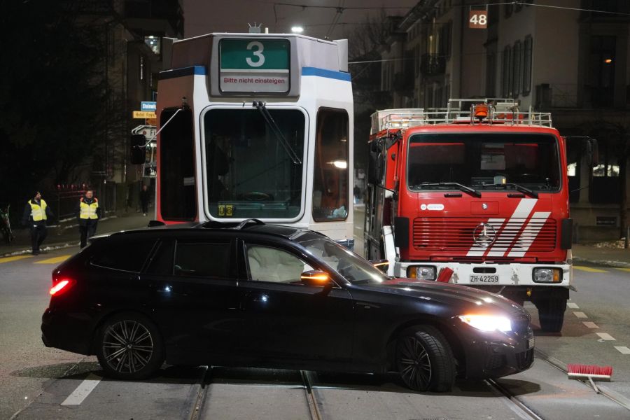 Auf der Hottingerstrasse kollidierte ein Tram mit einem Auto.