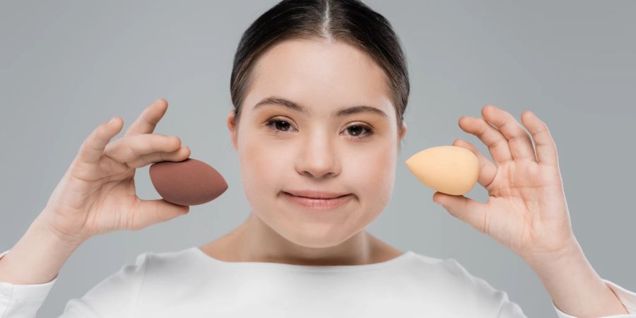 frau hält zwei beauty-blender