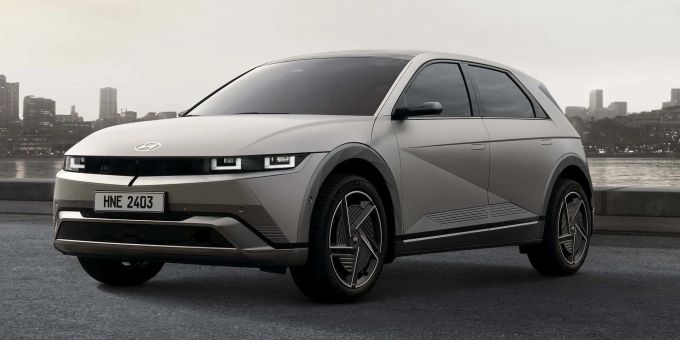 Das Facelift des Hyundai Ioniq 5 zeigt sich erst auf den zweiten Blick an der neuen Front und neuen Felgen Hyundai Ioniq 5 Facelift