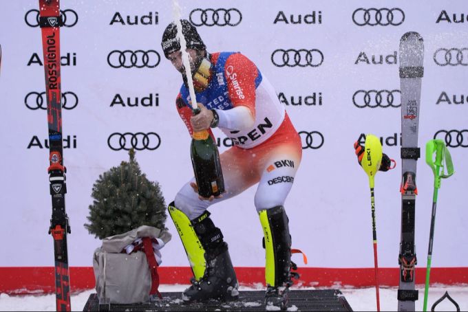Loïc Meillard feiert seinen Sieg beim Slalom in Aspen. Loïc Meillard