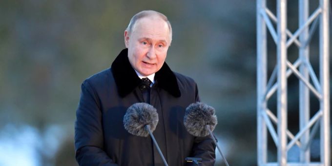 Wladimir Putin, Präsident von Russland, hält eine Rede bei der Eröffnungszeremonie des Gedenkkomplexes «Für die friedlichen Bürger der Sowjetunion, die im Grossen Vaterländischen Krieg gefallen sind», in der Nähe des Dorfes Zaitsevo in der Region Leningrad. Foto: Anton Vaganov/Pool Reuters/AP/dpa