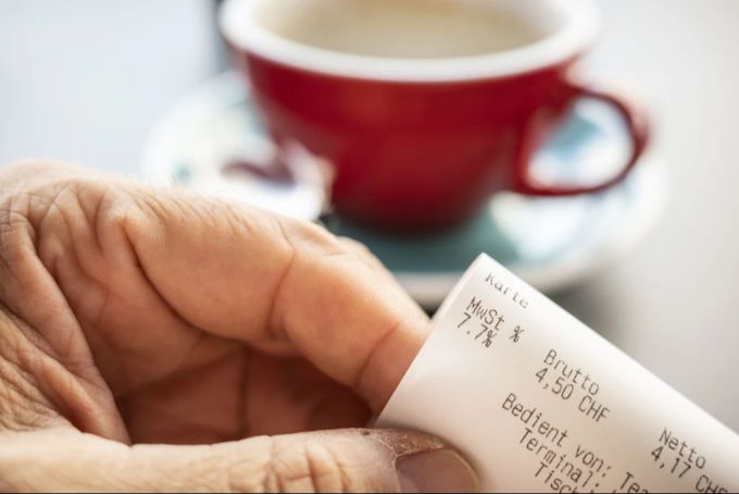Wegen der Inflation gehen Schweizerinnen und Schweizer weniger häufig auswärts essen. Inflation