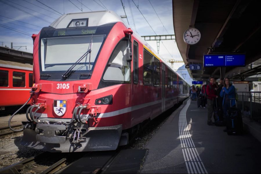 Die Rhätische Bahn kämpft mit einem Lokführermangel und musste bereits einen Teil des Bahnbetriebs auf Busse umstellen.