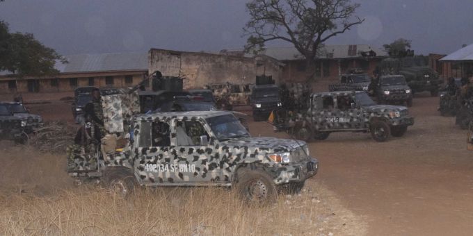 Armeewagen in Nigeria, wo etliche Schulkinder gekidnappt wurden. Nigeria schule kinder gekidnappt