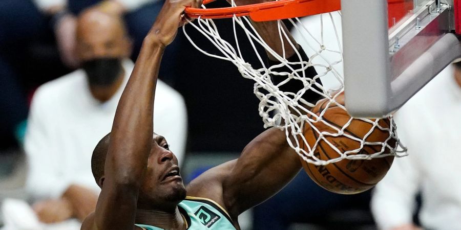 Bismack Biyombo ist nach einem kurzen Kollaps während der NBA-Partie seiner Oklahoma City Thunder bei den Portland Trail Blazers wohlauf.