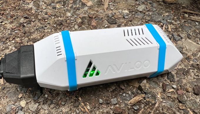 Mit dieser Box will GO! Redaktorin Laila den Gesundheitszustand ihres E-Autos herausfinden. Aviloo Test