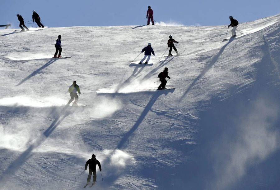 Schönes Wetter und Sportferien führen im Berner Oberland zu Stau auf den Skipisten. (Archivbild)