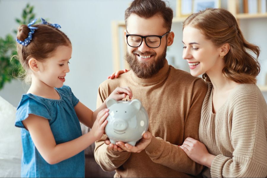 Familie mit Sparschwein