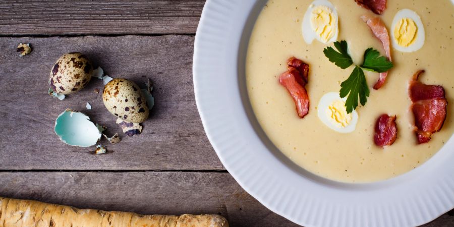 Suppe mit Ei und Schinken.