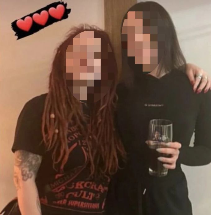 Alina (links) und Alena sollen für Lindemann junge Fans rekrutieren. lindemann