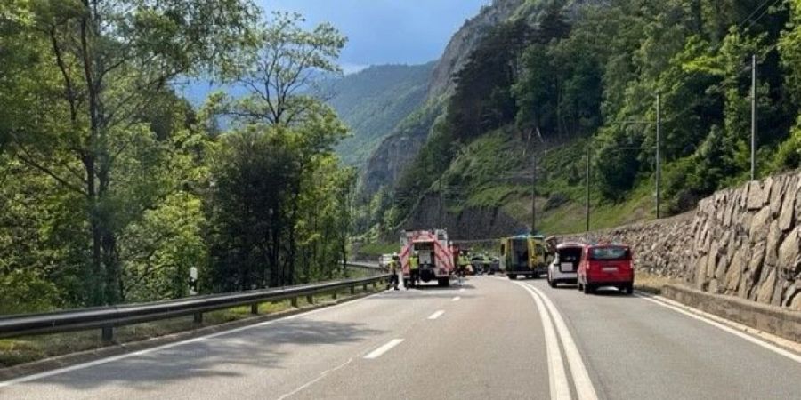 Zum schweren Verkehrsunfall im Wallis kam es, weil ein Auto auf der Gegenfahrbahn fuhr.