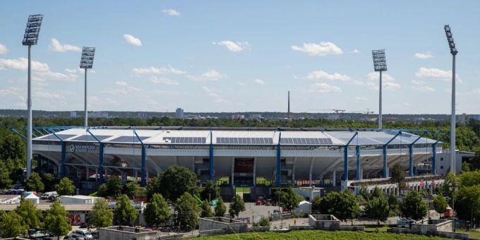 Der Anpfiff der Pokalpartie im Max-Morlock-Stadion verzögert sich. Der Anpfiff der Pokalpartie im Max-Morlock-Stadion verzögert sich.