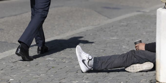 Bettler fragen nicht mehr nur nach Münz Bettler