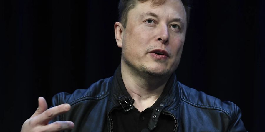 ARCHIV - Twitter-Besitzer Elon Musk hat den nächsten Schritt in seiner Fehde mit US-Medien gemacht. Der amerikanische Sender NPR wird bei Twitter nun als staatlich kontrolliert markiert. Foto: Susan Walsh/AP/dpa