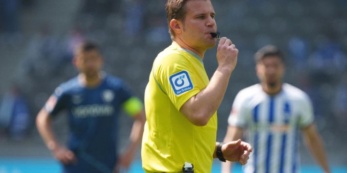 Gab Deniz Aytekin nach seiner Kritik an Manuel Gräfe Rückendeckung: Bundesliga-Schiedsrichter Dr. Felix Brych. Felix Brych