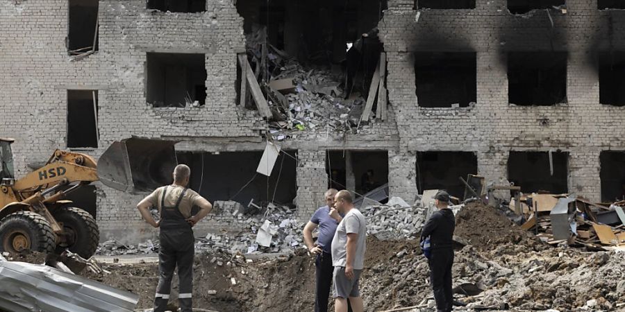 Menschen betrachten ein durch Drohnenangriffe vollkommen zerstörtes Haus in Dnipro. Foto: J. Daniel Hud/ZUMA Press Wire/dpa