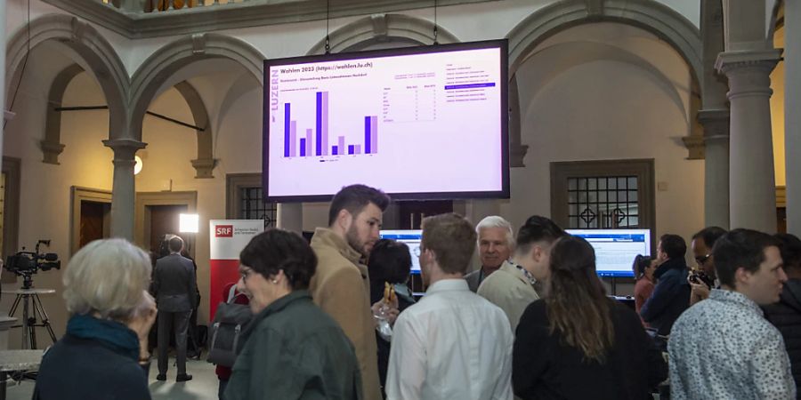 Im Luzerner Regierungsgebäude treffen die ersten Resultate aus den 80 Gemeinden ein.