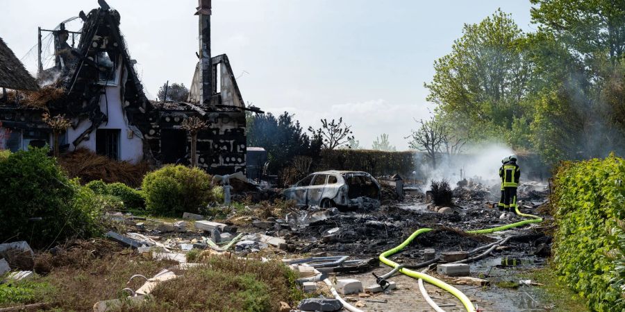 Nach einer Explosion ist in Putgarten ein Feuer ausgebrochen, das mehrere Häuser zerstört hat.