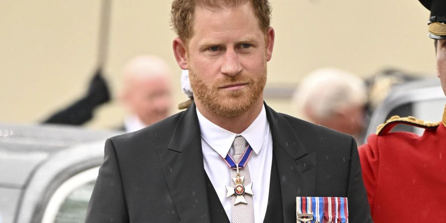 Prinz Harry, Herzog von Sussex, kommt vor der Krönungszeremonie von König Charles III. und Königsgemahlin Camilla in der Westminster Abbey.