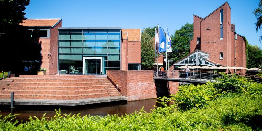 Blick auf den gläsernen Eingang zur Kunsthalle Emden im Stadtzentrum und die dazugehörige Malschule am Stadtgraben.