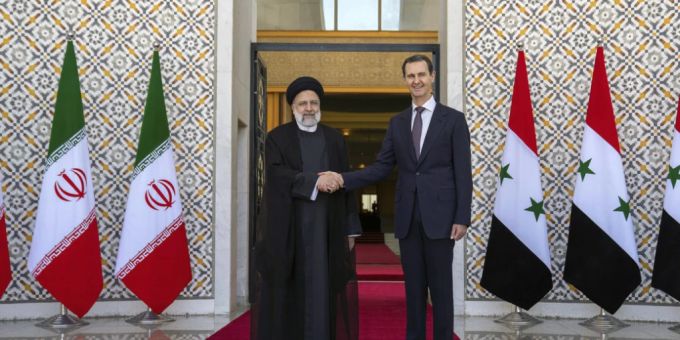 HANDOUT - Bashar Assad (r), Präsident von Syrien, und Ebrahim Raisi, Präsident des Iran, begrüssen sich in Damaskus. Foto: Uncredited/Facebook page of the Syrian Presidency/AP/dpa - ACHTUNG: Nur zur redaktionellen Verwendung im Zusammenhang mit der aktuellen Berichterstattung und nur mit vollständiger Nennung des vorstehenden Credits HANDOUT - Bashar Assad (r), Präsident von Syrien, und Ebrahim Raisi, Präsident des Iran, begrüssen sich in Damaskus. Foto: Uncredited/Facebook page of the Syrian Presidency/AP/dpa - ACHTUNG: Nur zur redaktionellen Verwendung im Zusammenhang mit der aktuellen Berichterstattung und nur mit vollständiger Nennung des vorstehenden Credits