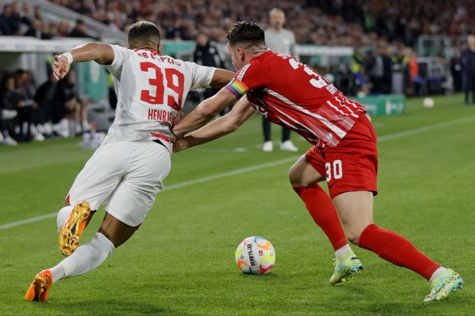 Benjamin Henrichs (RB Leipzig) gegen Christian Günter (SC Freiburg) im Halbfinal des DFB-Pokals. SC Freiburg RB Leipzig