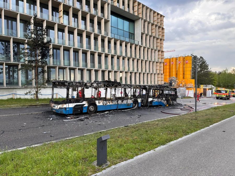 Der ausgebrannte Bus in Zürich.