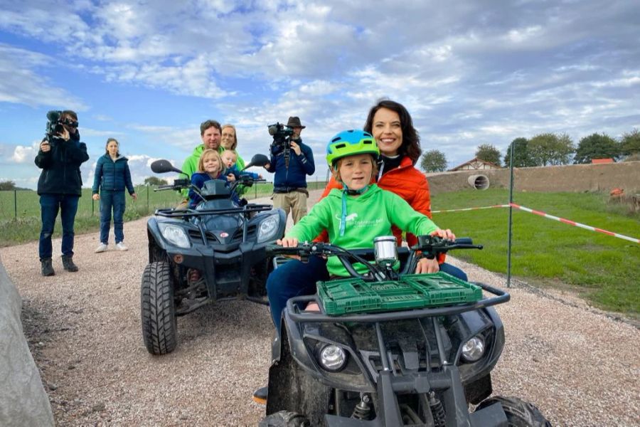 Mona Vetsch mit der Auswanderer-Familie Müller-Taetz.