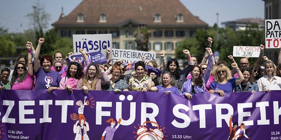 Die Frauenstreikkollektive mobilisieren landesweit zum Frauenstreik am 14. Juni. Im Bild: Parlamentarierinnen Ende Mai an einer Medienkonferenz in Bern. (Archivbild)