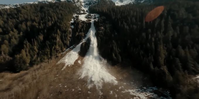 Beeindruckendes Video - Drohnenpilot filmt Lawine in Kanada