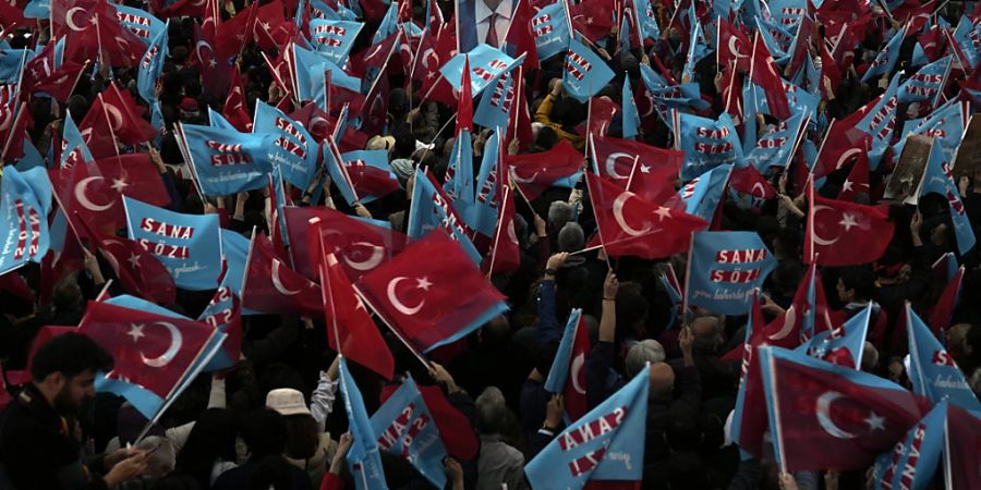 Menschen besuchen eine Wahlkampfveranstaltung des CHP-Vorsitzenden und Präsidentschaftskandidaten der Nationalen Allianz, Kilicdaroglu. Am 14. Mai finden in der Türkei die Parlaments- und Präsidentenwahlen statt. Foto: Khalil Hamra/AP