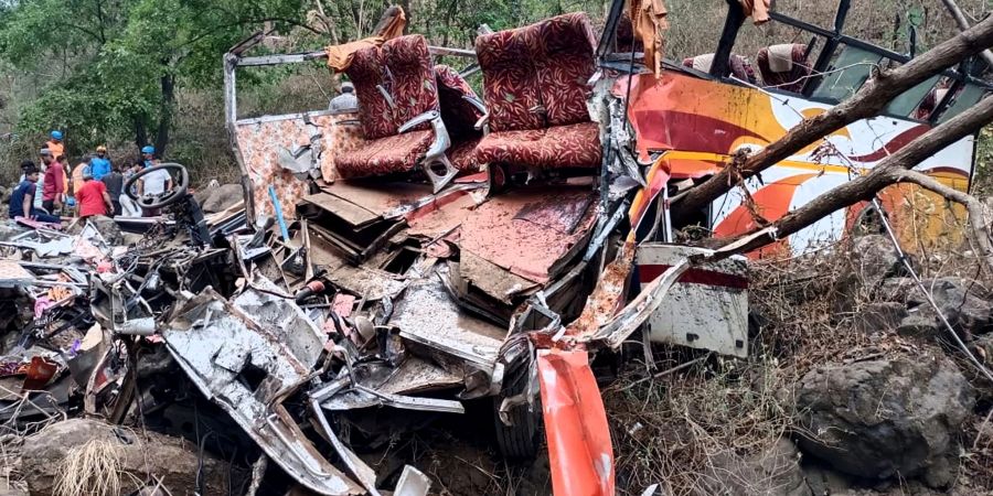 Die Überreste des Passagierbusses geben einen Einblick in den Unfall.