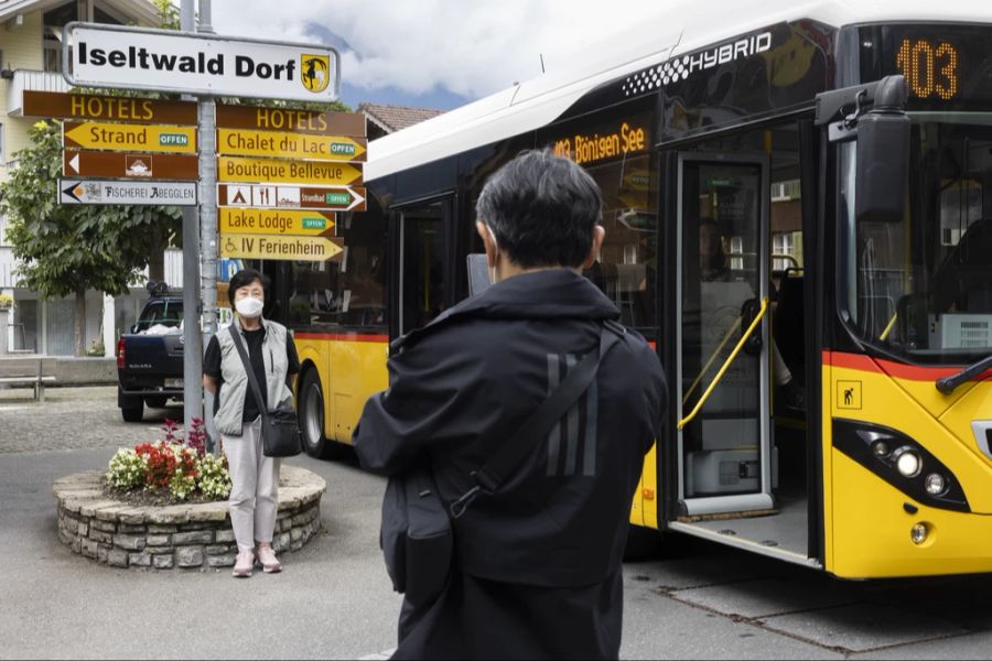 Viele der Touristen kommen entweder mit dem Postauto oder per Reisecar. Von letzteren dürfen am Tag nur noch vier in Iseltwald halten, so die Bestimmung der Gemeinde.