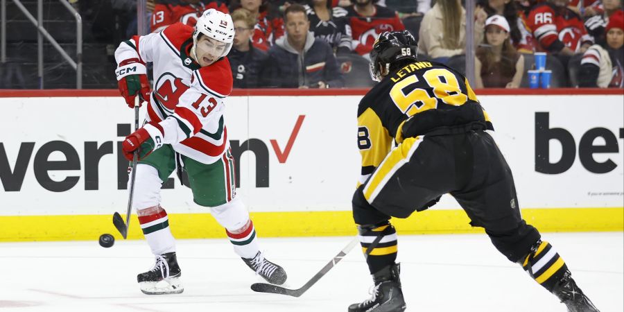 Nico Hischier (l.) führt die New Jersey Devils als Captain an.