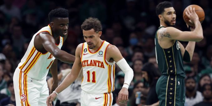 Clint Capela (l.) und Trae Young verlieren zum Playoff-Auftakt mit den Atlanta Hawks klar. Clint Capela NBA