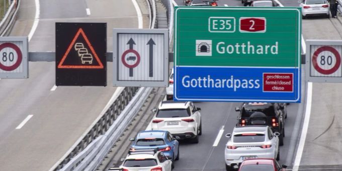 Nicht nur der Stau am Gotthard ist heute Alltag. Auch in der restlichen Schweiz steht der Verkehr immer häufiger. Gotthard