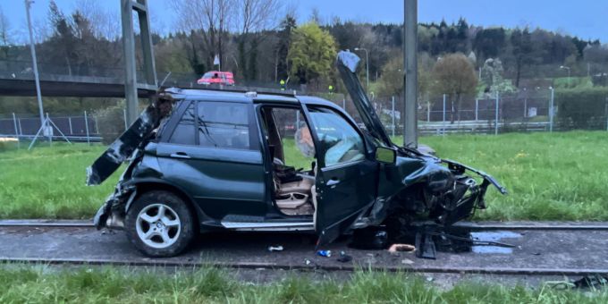 Unter Drogen - Autofahrer flüchtet vor Polizei und fliegt über Zaun