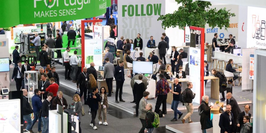 Zahlreiche Besucher laufen bei der Industriemesse Hannover Messe durch die Messehalle 2.