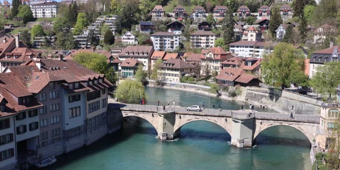 Blick von der Nydeggbrücke auf die tiefer gelegene Untertorbrücke in der Stadt Bern.